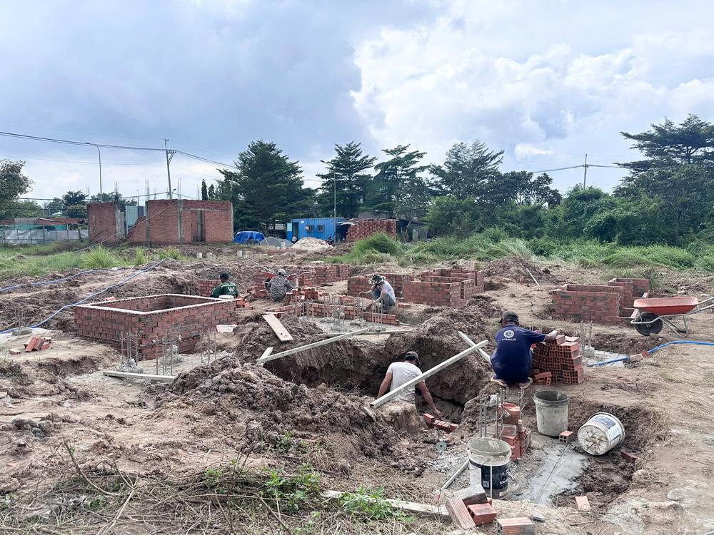Công nhân xây móng nhà tại công trường