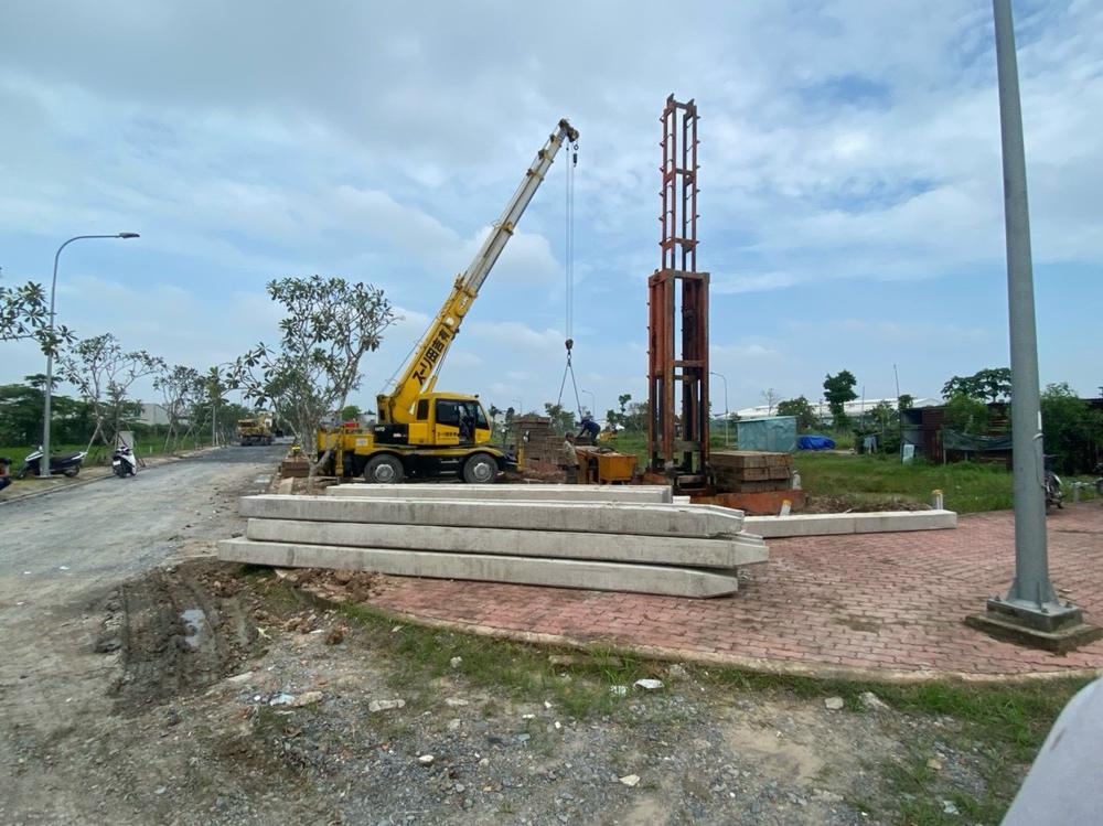 Máy ép cọc và cọc bê tông tại công trường